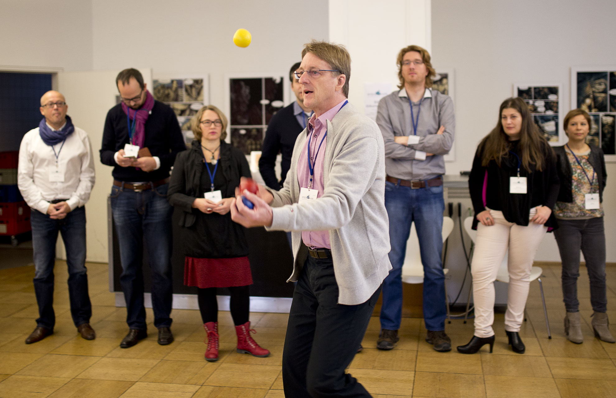 EnjoyWorkCamp 2014 / Jonglieren lernen mit Christian Maier. Bild: cc EnjoyWork . Tilo Hensel & madiko