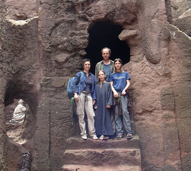 Familie Breidenbach auf Weltreise / vor einem Tempel. Bild: copy Joana Breidenbach & Familie