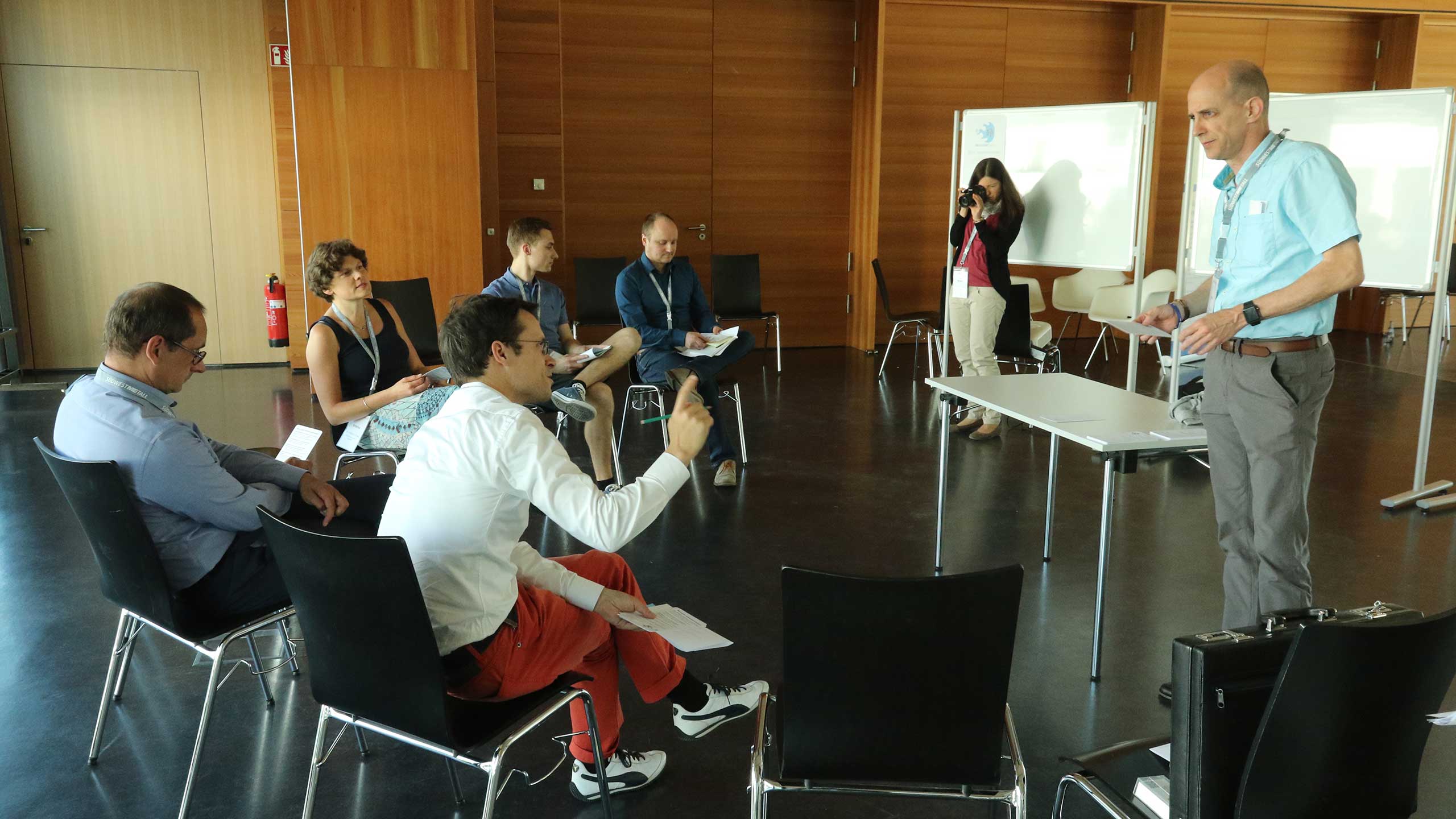 INDUSTRIEcamp 2018. Die Teilnehmer der Session Training Within Industry ins Gespräch vertieft.