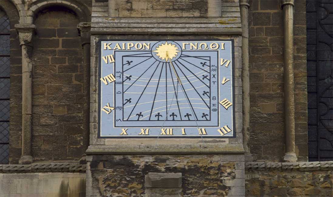 Erkenne den Kairos (griechische Inschrift) der Kairos-Uhr an der Kathedrale von Ely