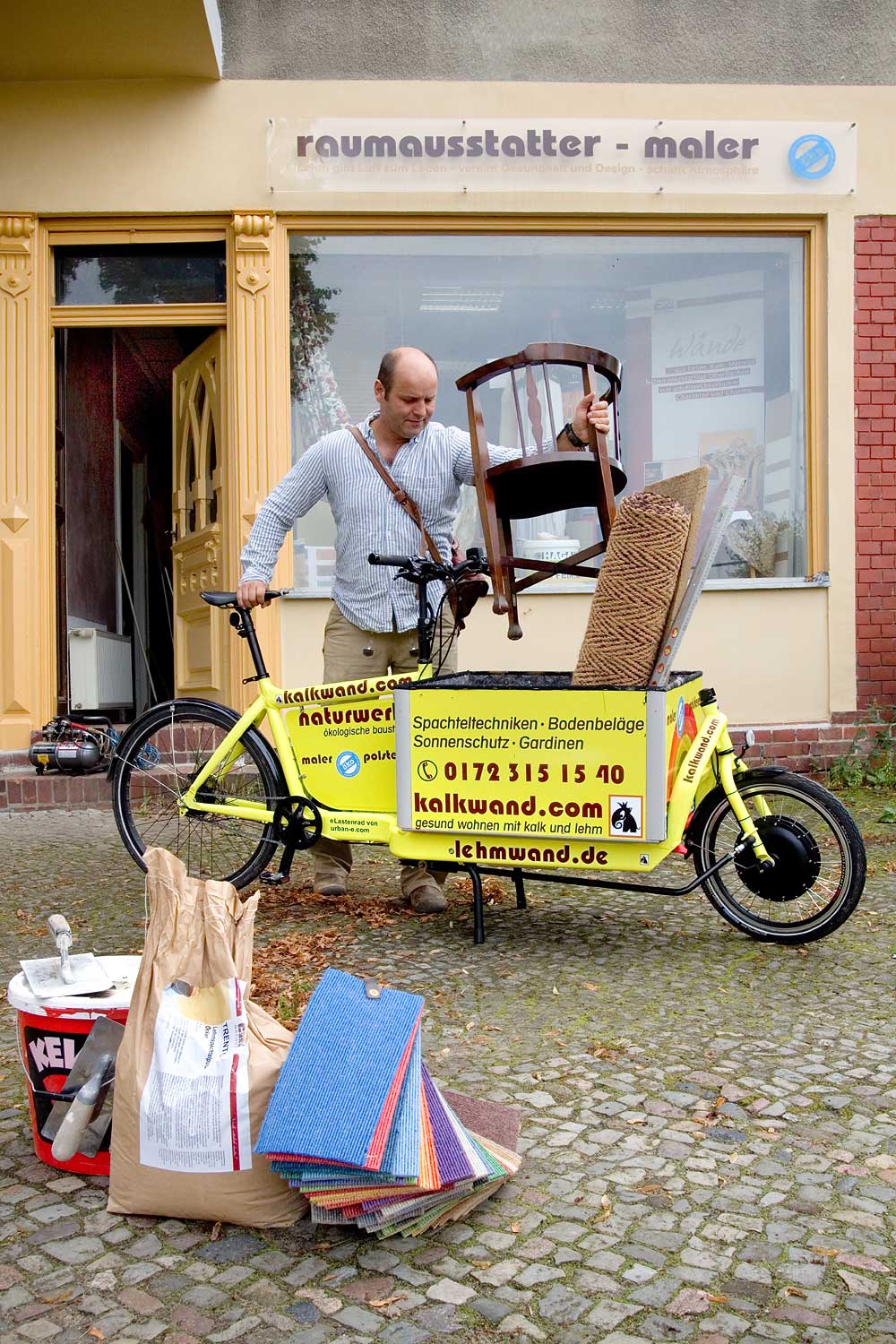 Mitarbeiter NaturWerk Berlin beim Beladen des betrieblichen Lastenrads. Bild: copy VCD | NaturWerk Berlin / Foto: Kay Straßer